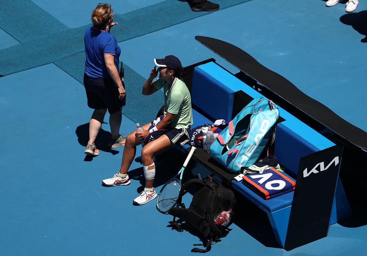 Scene dureroase la Australian Open » A fost nevoită să iasă de pe teren în scaun cu rotile
