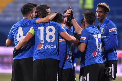 Ely Fernandes (27 de ani, extremă stânga) a fost dorit de Dinamo. Jucătorul din Capul Verde, aflat pe făraș la Farul, e prea scump însă pentru „câini”.