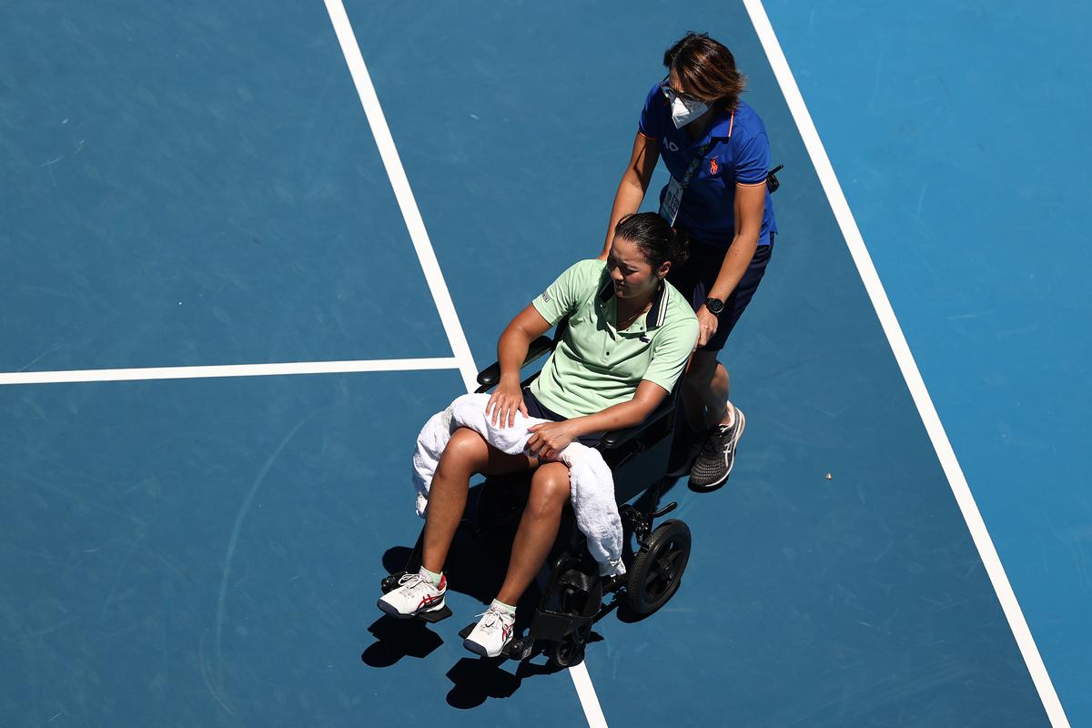Scene dureroase la Australian Open » A fost nevoită să iasă de pe teren în scaun cu rotile