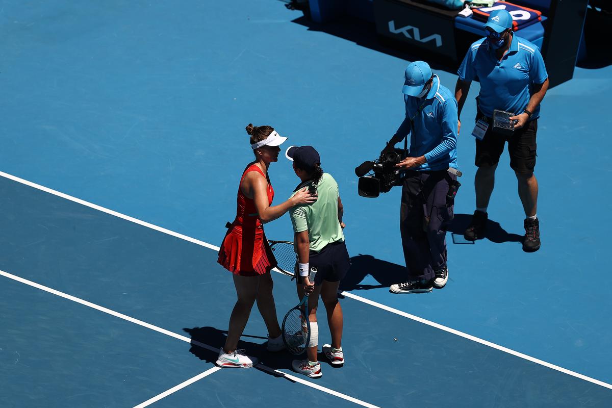Scene dureroase la Australian Open » A fost nevoită să iasă de pe teren în scaun cu rotile