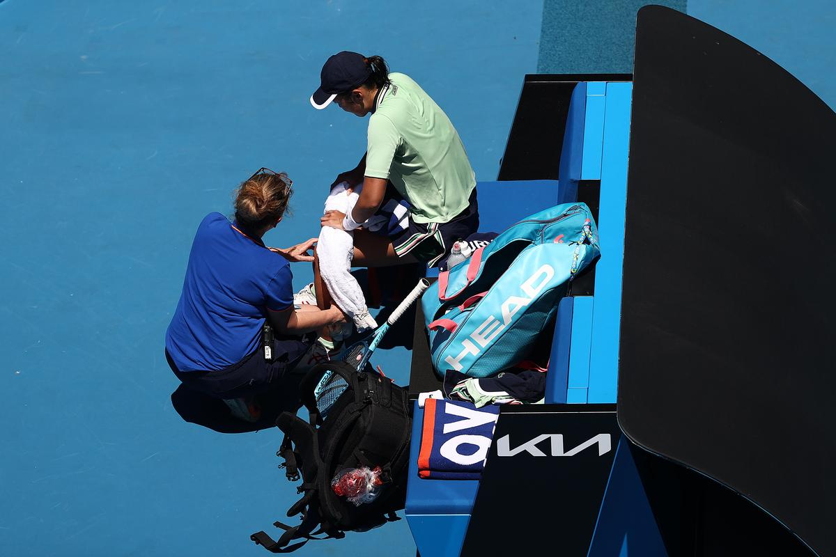 Scene dureroase la Australian Open » A fost nevoită să iasă de pe teren în scaun cu rotile