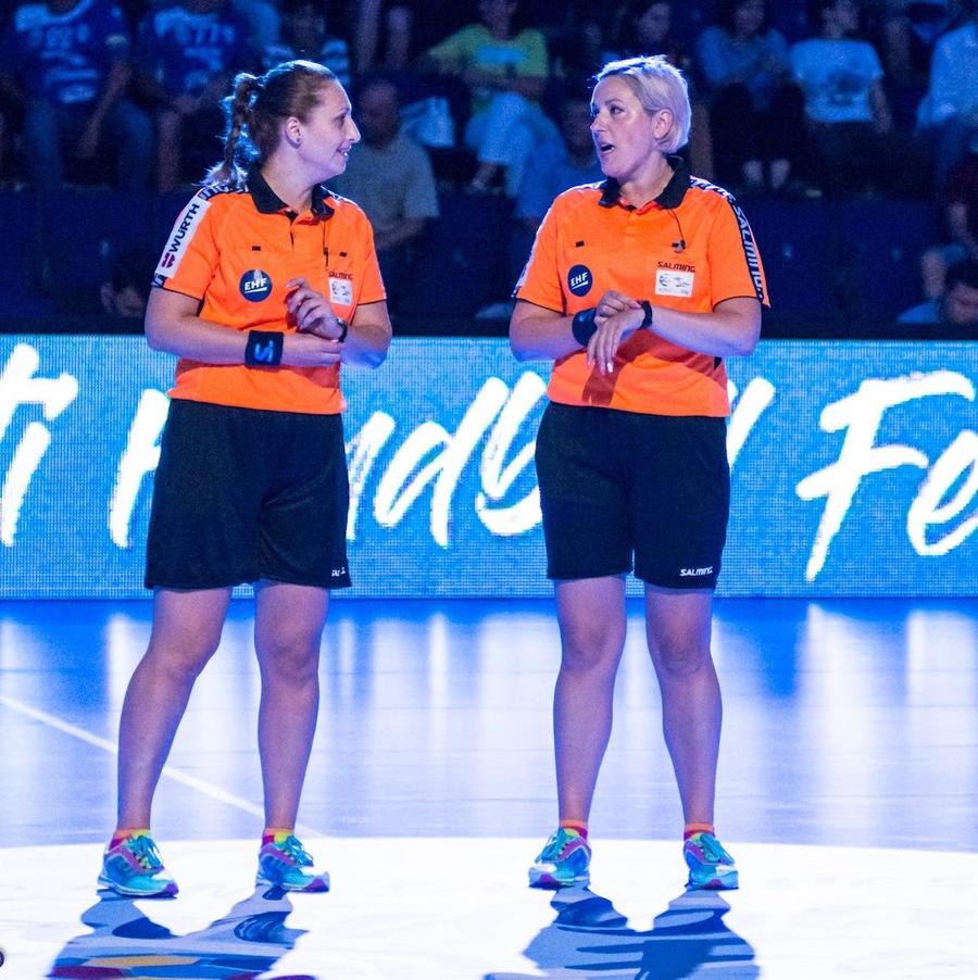 Anamaria Stoia și Diana Ciulei, fosta brigadă românească din Champions League Unul dintre arbitrii români suspectați că ar fi aranjat un meci internațional pentru pariuri ilegale explică: „Am greșit în meci, dar marea mea greșeală e că am acceptat să arbitrez cu colegul meu”