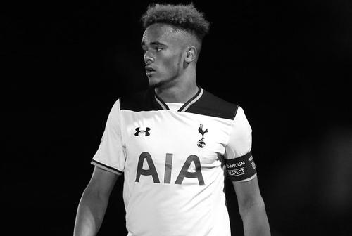 Englezul Anton Walkes, în vârstă de 25 de ani, crescut la Academia lui Tottenham și fost jucător al lui Portsmouth, și-a pierdut viața ieri.