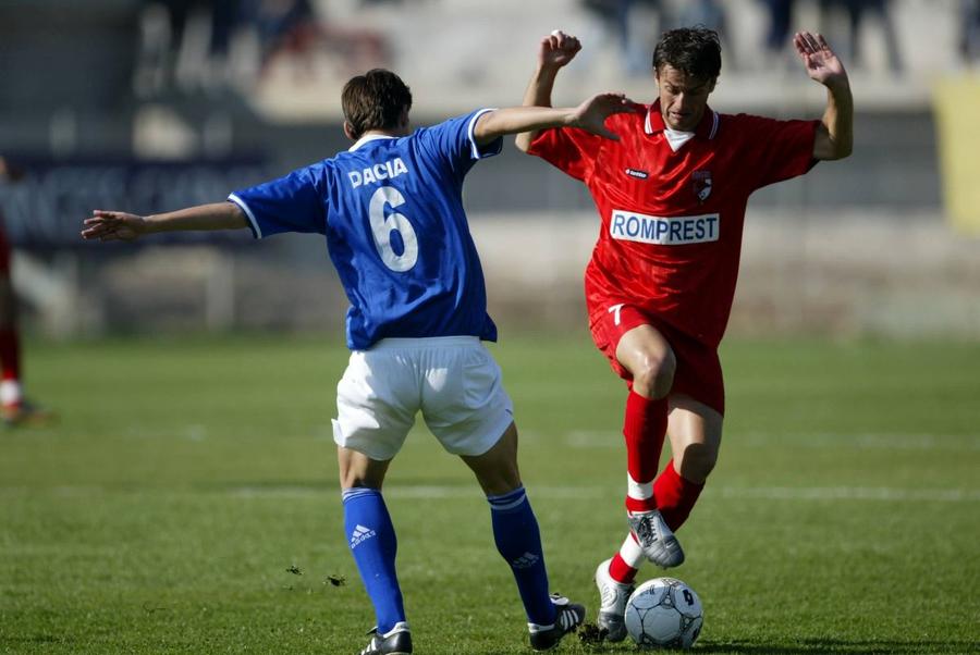 Burcă jucător în echipamentul lui Dinamo în 2004 Burcă, ai uitat? În 2004, antrenorul lui Dinamo era printre greviștii echipei » Alte 6 revolte care au zguduit clubul din temelii