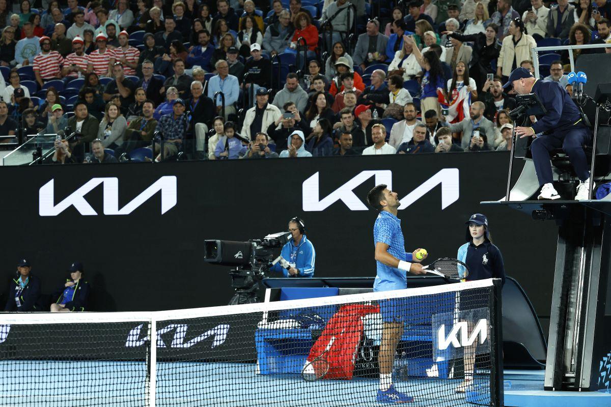 Altă izbucnire! Djokovic a mers direct la arbitru și i-a cerut să-l dea afară din arenă: „E complet beat!” + noi emoții cu accidentarea la picior, Nole a primit tratament la vestiar