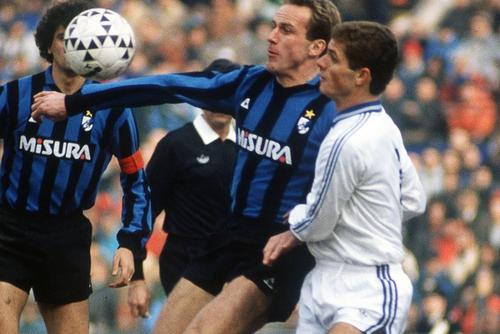 Massimo Brambati, în dreapta, în perioada în care evolua pentru Empoli, într-un duel cu Karl-Heinz Rummenigge / Sursă foto: Imago Images