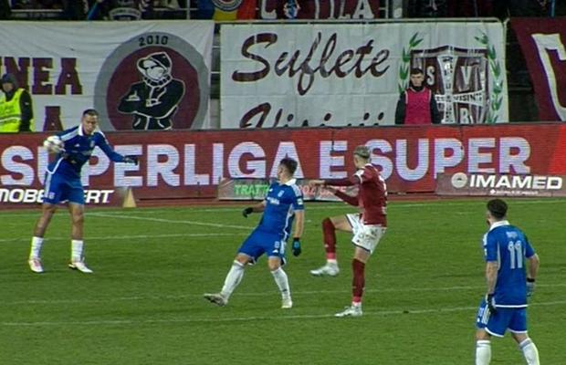 „Hoții, hoții!” » Suporterii Rapidului, scandări în direcția lui Feșnic: 6 minute de analiză VAR