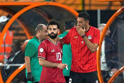 Mohamed Salah este consolat pe marginea terenului după accidentare // Foto: Imago