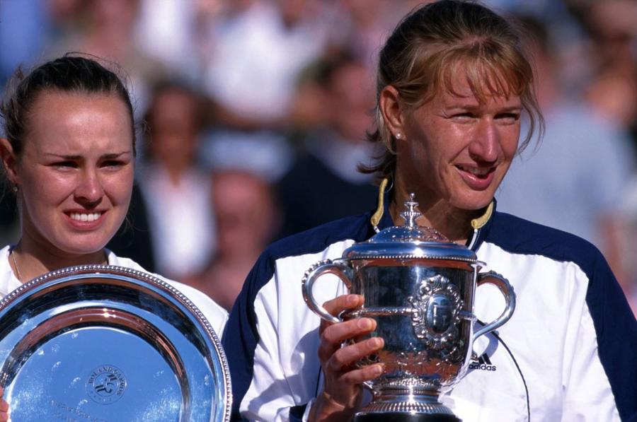 Martina Hingis și Steffi Graf la Roland Garros 1999 Foto Imago A fost înjunghiată pe teren, a căzut în depresie, a căutat refugiu în „munți” de chipsuri » Povestea colosală a copilului-minune care a scris istorie în tenis: „Încet și trist m-am împăcat cu viața”