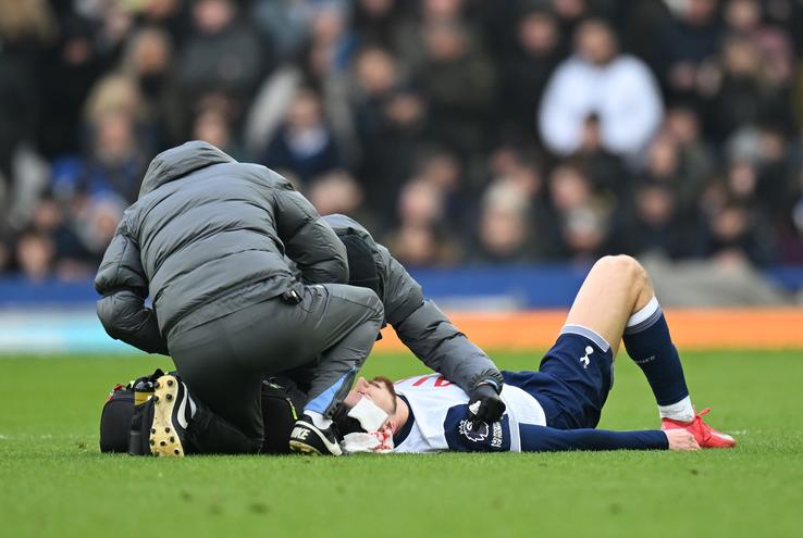 Radu Drăgușin, lovit în Everton - Tottenham, foto: Getty Images