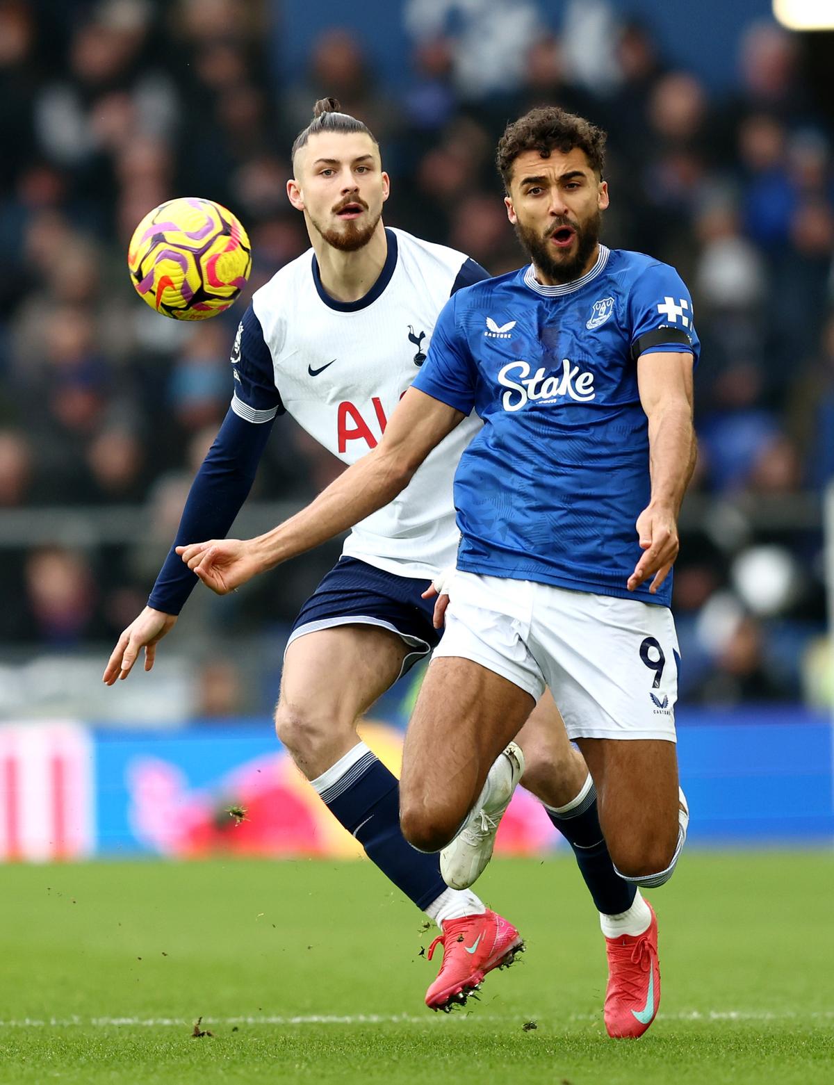 Everton - Tottenham. „A păcălit fotbalul, o rușine!” » Nota primită de Radu Drăgușin, care a ieșit cu capul spart și la propriu, și la figurat