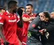 CRAIOVA - DINAMO 1-1. Imaginile surprinse pe gazon, imediat după fluierul final: „Ești cel mai bun din Europa!”