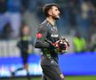 CRAIOVA - DINAMO 1-1. Imaginile surprinse pe gazon, imediat după fluierul final: „Ești cel mai bun din Europa!”