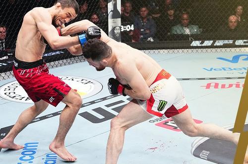 Georgianul Merab Dvalishvili (34 de ani) l-a învins printr-o decizie unanimă pe rusul Umar Nurmagomedov (29 de ani).