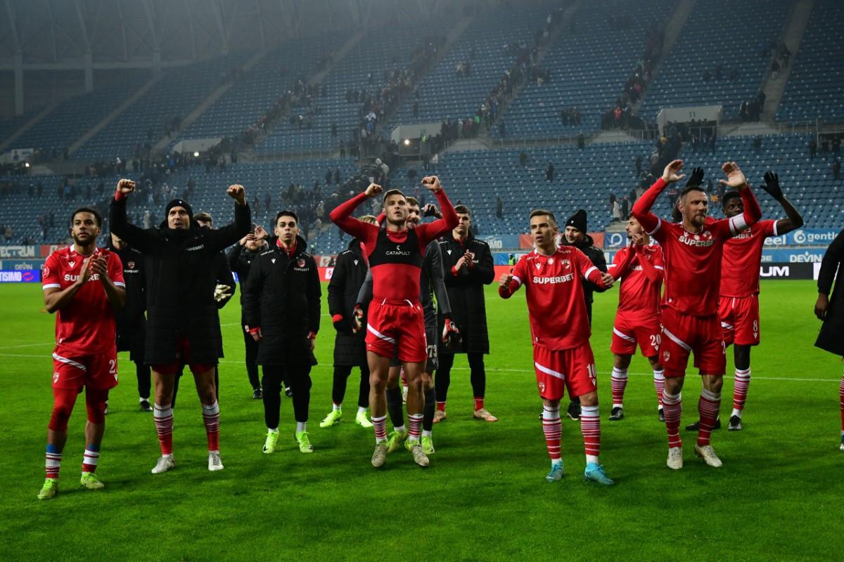 CRAIOVA - DINAMO 1-1. Imaginile surprinse pe gazon, imediat după fluierul final: „Ești cel mai bun din Europa!”