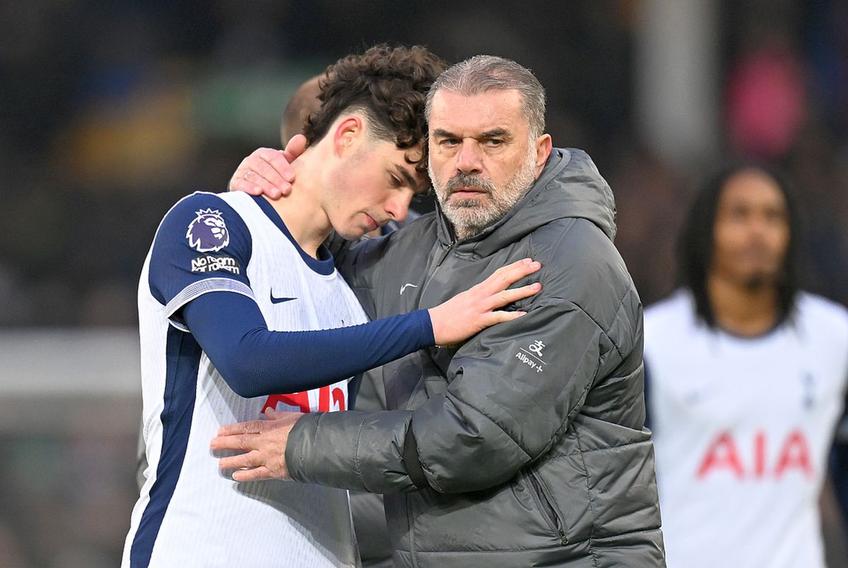 Ange Postecoglou, consolându-l pe Archie Gray // foto: Guliver/gettyimages