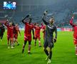 CRAIOVA - DINAMO 1-1. Imaginile surprinse pe gazon, imediat după fluierul final: „Ești cel mai bun din Europa!”