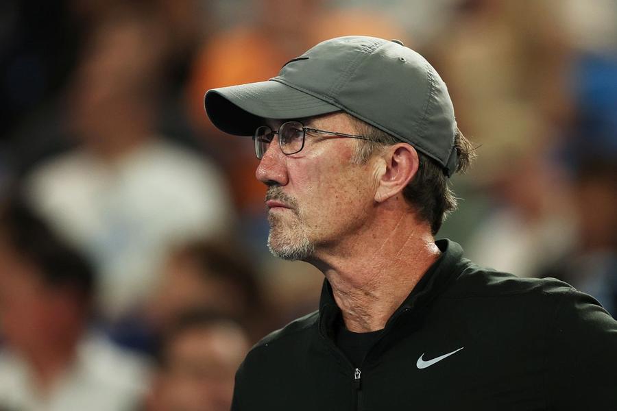 Darren Cahill/Foto: Getty Images Fostul antrenor al Simonei Halep i-a luat apărarea lui Novak Djokovic, după ce acesta a refuzat interviul de pe teren: „Are mult sens ce a făcut”