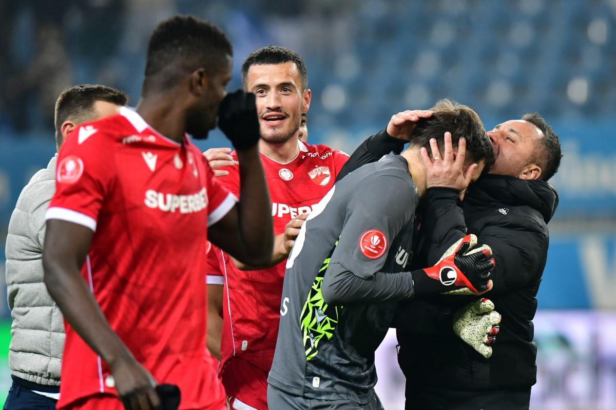 CRAIOVA - DINAMO 1-1. Imaginile surprinse pe gazon, imediat după fluierul final: „Ești cel mai bun din Europa!”