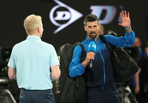 Novak Djokovic adresându-se publicului la Melbourne Foto: Guliver/GettyImages