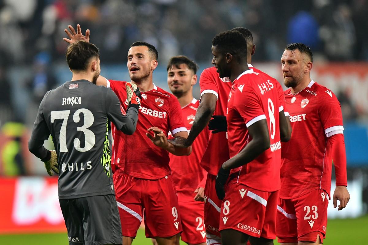 CRAIOVA - DINAMO 1-1. Imaginile surprinse pe gazon, imediat după fluierul final: „Ești cel mai bun din Europa!”