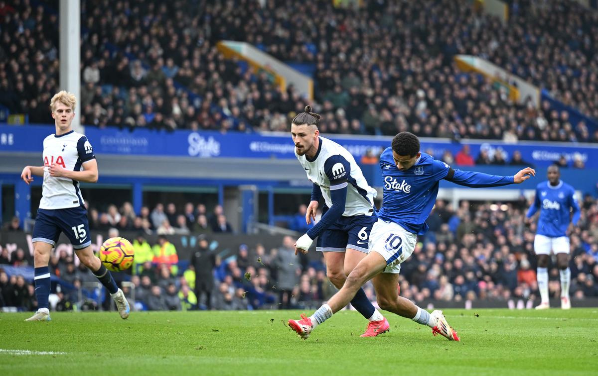 Everton - Tottenham. „A păcălit fotbalul, o rușine!” » Nota primită de Radu Drăgușin, care a ieșit cu capul spart și la propriu, și la figurat
