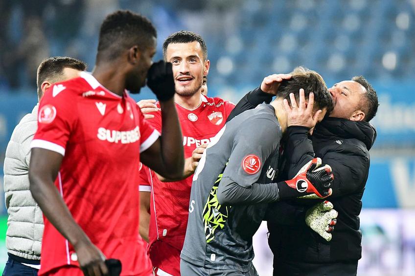 Alexandru Roșca, felicitat de Florentin Petre după meciul contra Craiovei // foto: Cristi Preda (GSP)