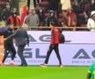Scene aiuritoare în finala Cupei Africii: în TIMPUL meciului, l-au tăvălit să-i fure prosopul!