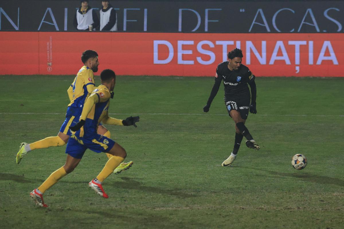 Ce UMILINȚĂ! Universitatea Craiova nu stă la discuții cu Petrolul și revine pe primul loc în Superliga » Clasamentul