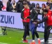 Scene aiuritoare în finala Cupei Africii: în TIMPUL meciului, l-au tăvălit să-i fure prosopul!