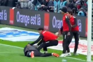 Scene aiuritoare în finala Cupei Africii: în TIMPUL meciului, l-au tăvălit să-i fure prosopul!