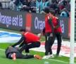 Copiii de mingi ajung să tragă de Diouf pentru a fura prosopul lui Edouard Mendy!