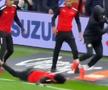 Scene aiuritoare în finala Cupei Africii: în TIMPUL meciului, l-au tăvălit să-i fure prosopul!