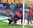 Scene aiuritoare în finala Cupei Africii: în TIMPUL meciului, l-au tăvălit să-i fure prosopul!