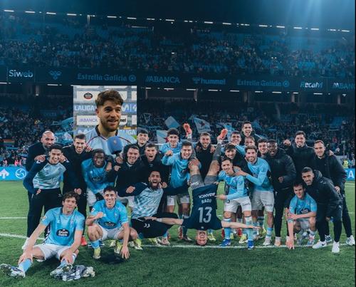 Ionuț Radu sărbătorește stând în cap o nouă victorie la Celta în La Liga, 3-0 cu Rayo Vallecano / Foto: X @rccelta