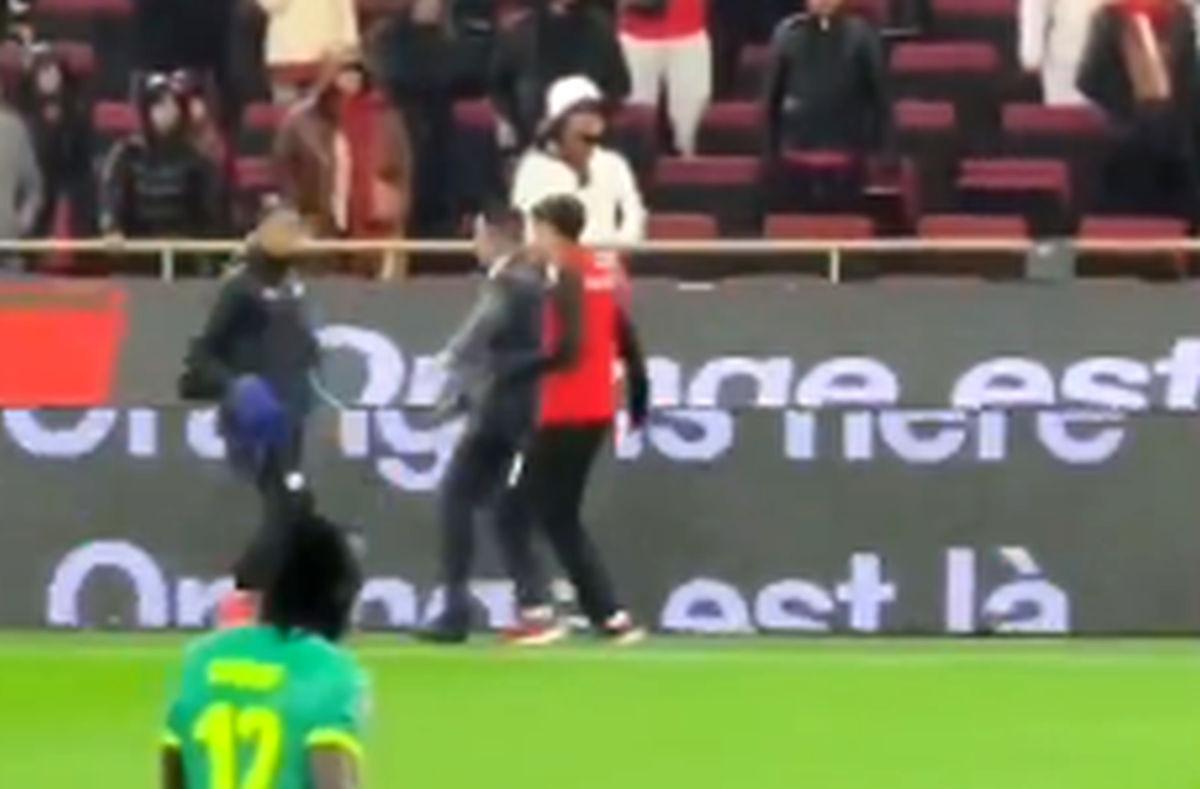 Scene aiuritoare în finala Cupei Africii: în TIMPUL meciului, l-au tăvălit să-i fure prosopul!
