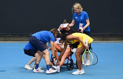 Retragere tristă la Australian Open: jucătoare de tenis de 21 de ani, în lacrimi și în scaun cu rotile, părăsește terenul