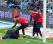 Scene aiuritoare în finala Cupei Africii: în TIMPUL meciului, l-au tăvălit să-i fure prosopul!