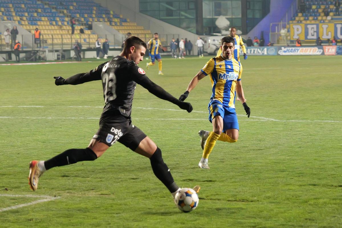 Ce UMILINȚĂ! Universitatea Craiova nu stă la discuții cu Petrolul și revine pe primul loc în Superliga » Clasamentul