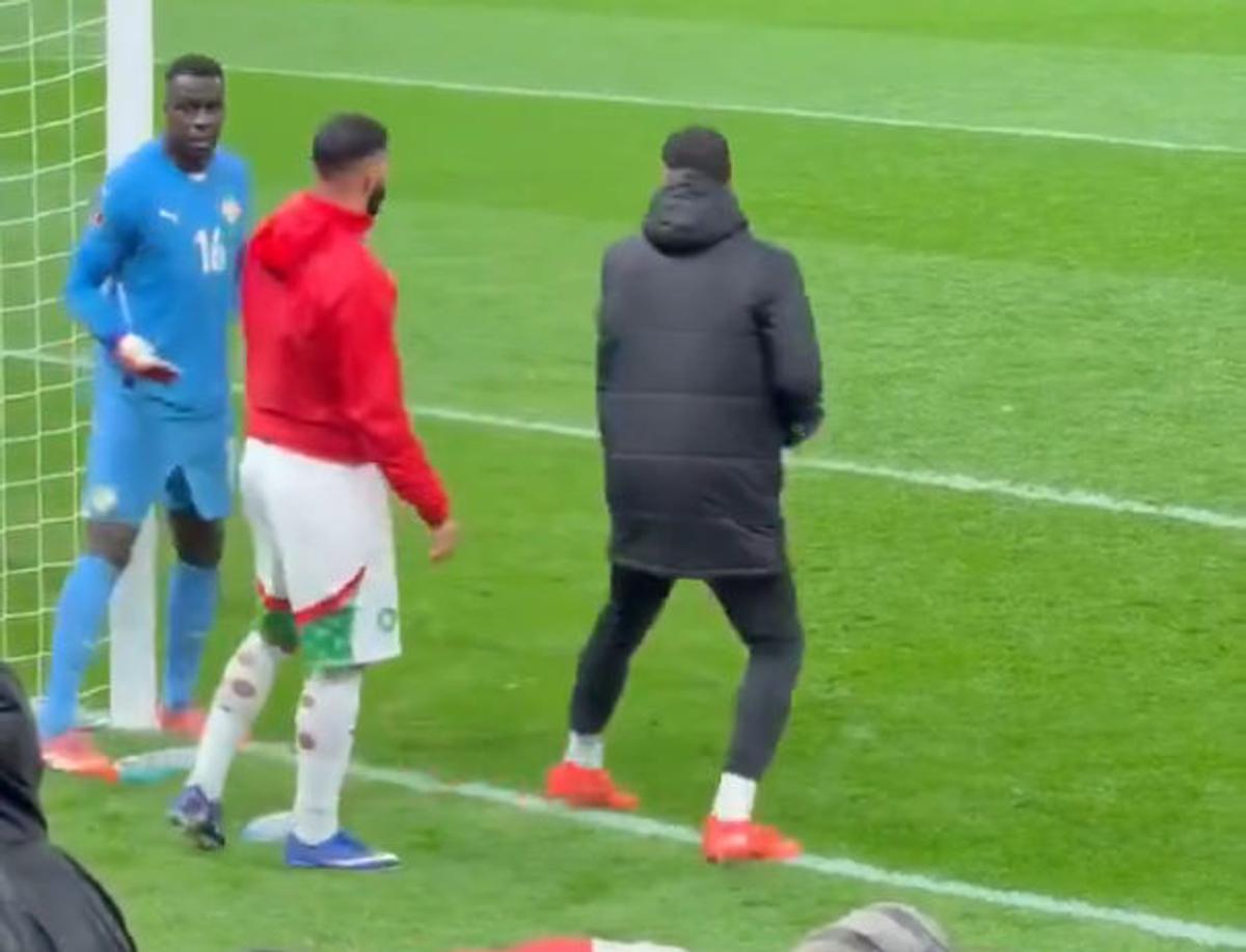 Scene aiuritoare în finala Cupei Africii: în TIMPUL meciului, l-au tăvălit să-i fure prosopul!