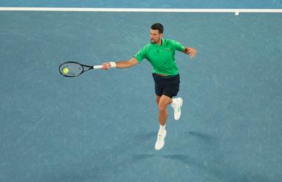 Novak Djokovic, pus pe glume la conferința de presă de după victoria cu numărul 100 de la Australian Open: „I-am trimis imediat un mesaj, trebuie să-mi dea un procent din banii lui”