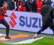 Scene aiuritoare în finala Cupei Africii: în TIMPUL meciului, l-au tăvălit să-i fure prosopul!