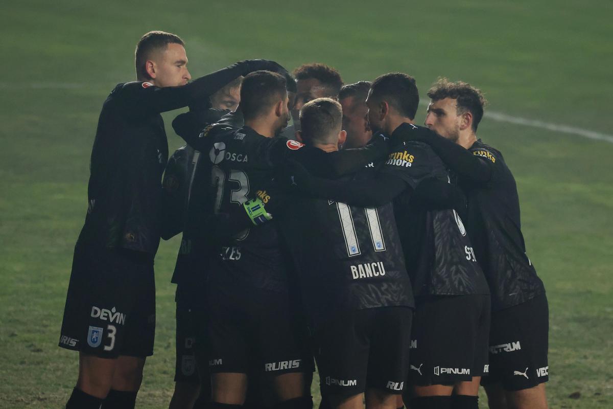 Ce UMILINȚĂ! Universitatea Craiova nu stă la discuții cu Petrolul și revine pe primul loc în Superliga » Clasamentul