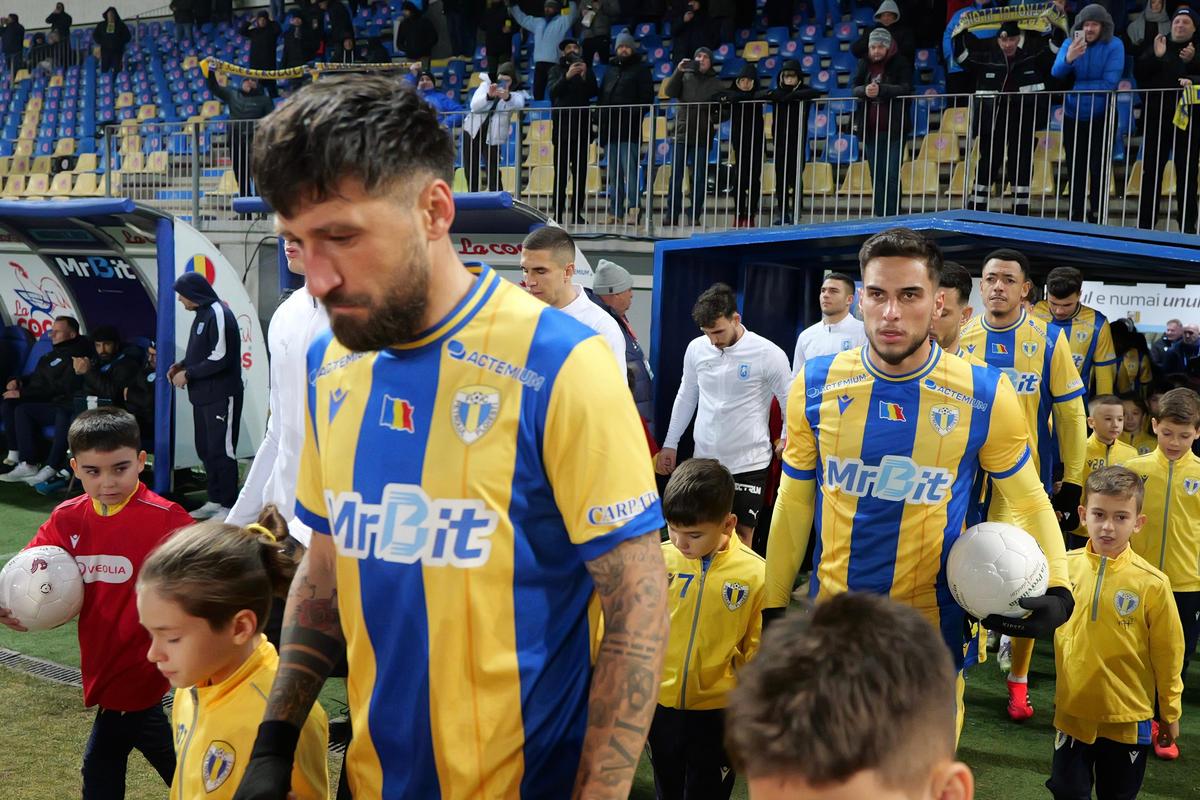 Ce UMILINȚĂ! Universitatea Craiova nu stă la discuții cu Petrolul și revine pe primul loc în Superliga » Clasamentul