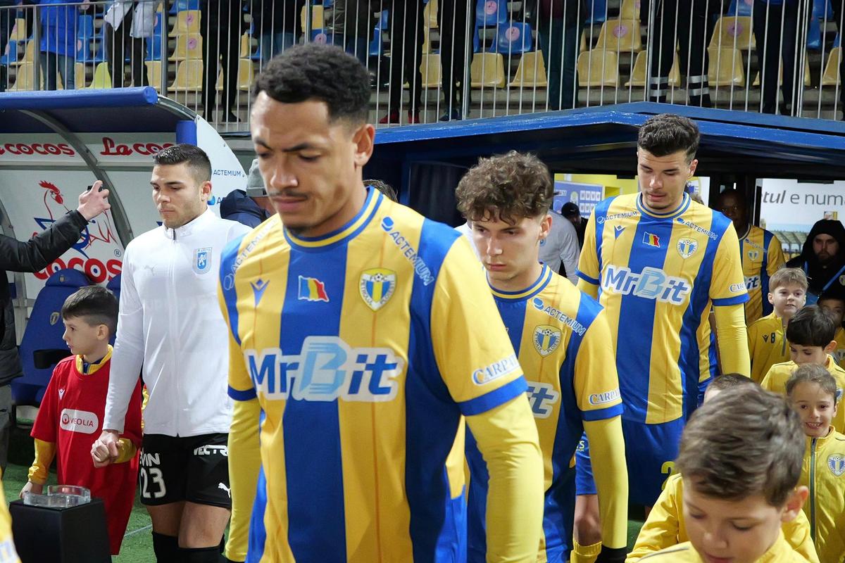 Ce UMILINȚĂ! Universitatea Craiova nu stă la discuții cu Petrolul și revine pe primul loc în Superliga » Clasamentul