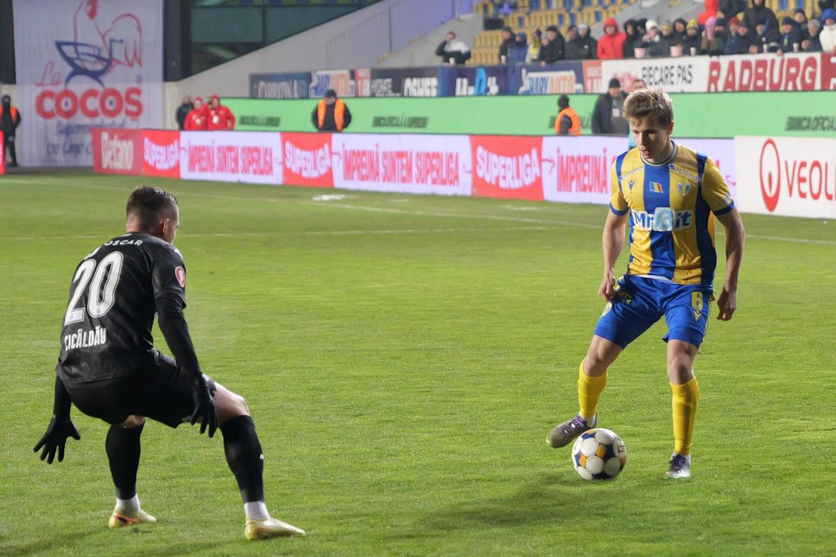 Ce UMILINȚĂ! Universitatea Craiova nu stă la discuții cu Petrolul și revine pe primul loc în Superliga » Clasamentul