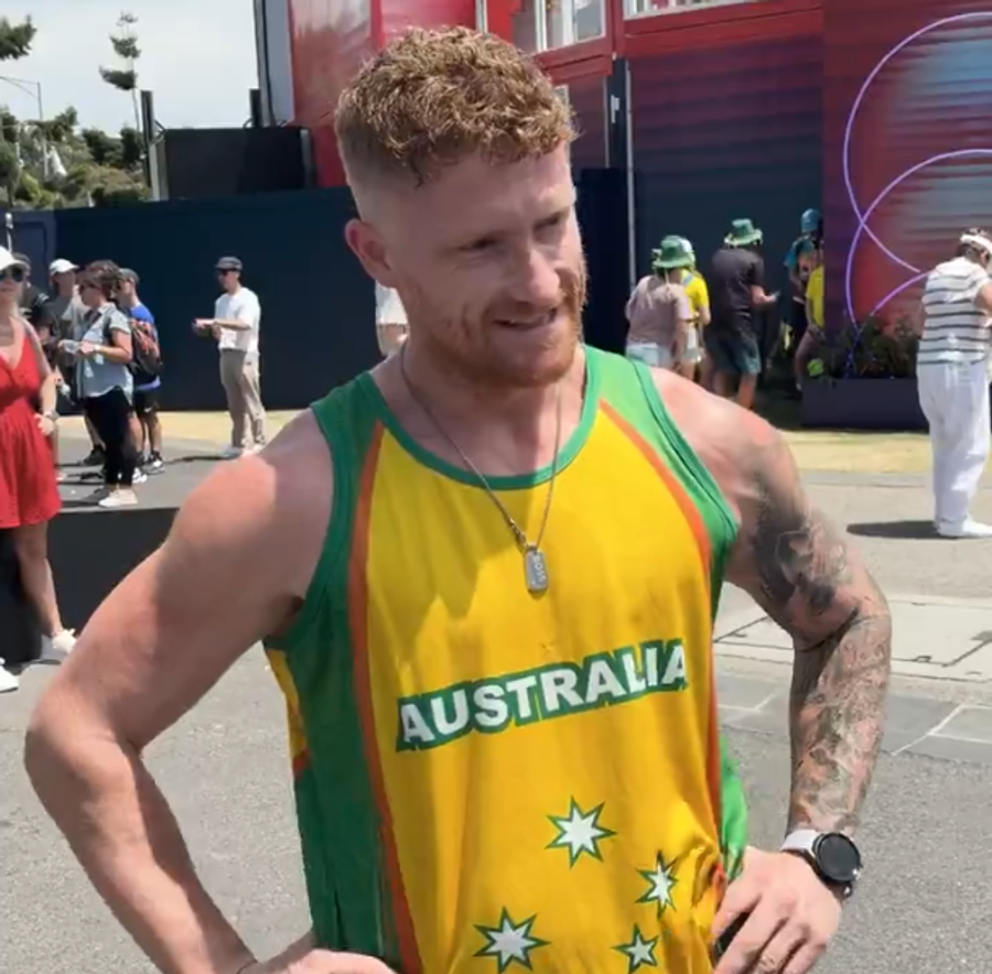 James Bray, fanul Emmei Răducanu/Foto: captură X (Herald Sun Sport) „Ești invitat la toate meciurile” » Emma Răducanu, încântată de susținerea unui fan australian: „Sper că va reveni”