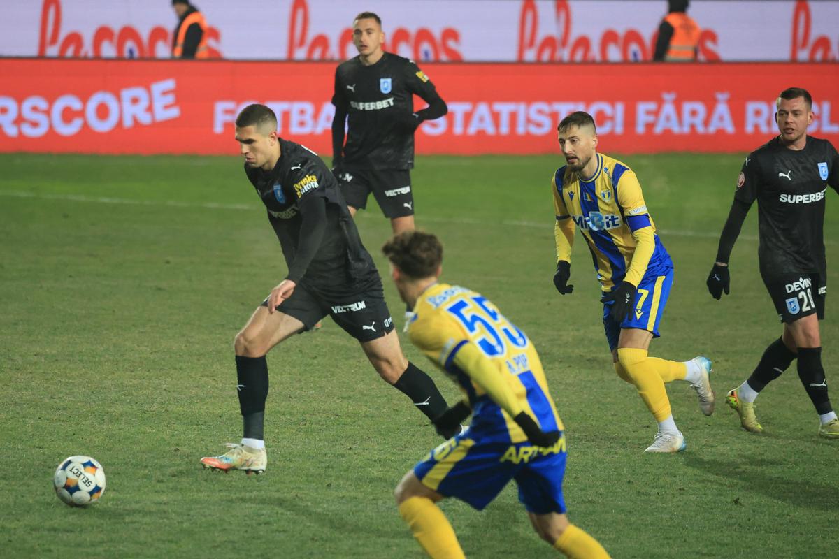 Ce UMILINȚĂ! Universitatea Craiova nu stă la discuții cu Petrolul și revine pe primul loc în Superliga » Clasamentul