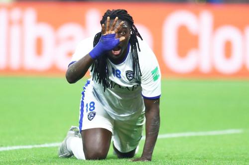 Golgeterul francez Bafetimbi Gomis, care suferă de sincopă vasovagală, s-a prăbușit pe teren la încălzire