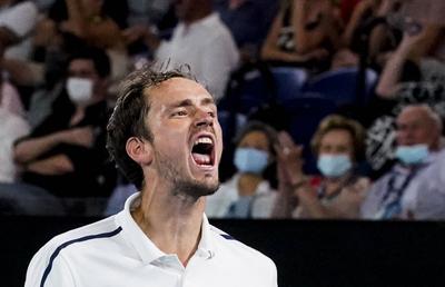 Novak Djokovic - Daniil Medvedev, finala de la Australian Open. Rusul nu i-a dat nicio șansă lui Stefanos Tsitsipas